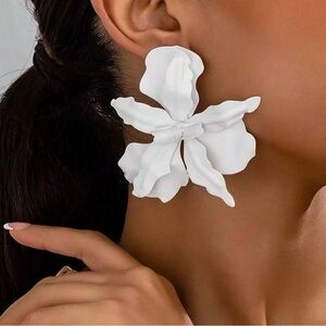 Elegant White/Ivory Flower Earrings
